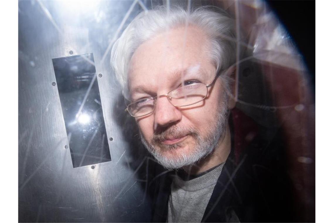 Wikileaks-Gründer Julian Assange verlässt ein Londoner Gericht nach einer Anhörung zum Auslieferungsgesuch der USA. Foto: Dominic Lipinski/PA Wire/dpa