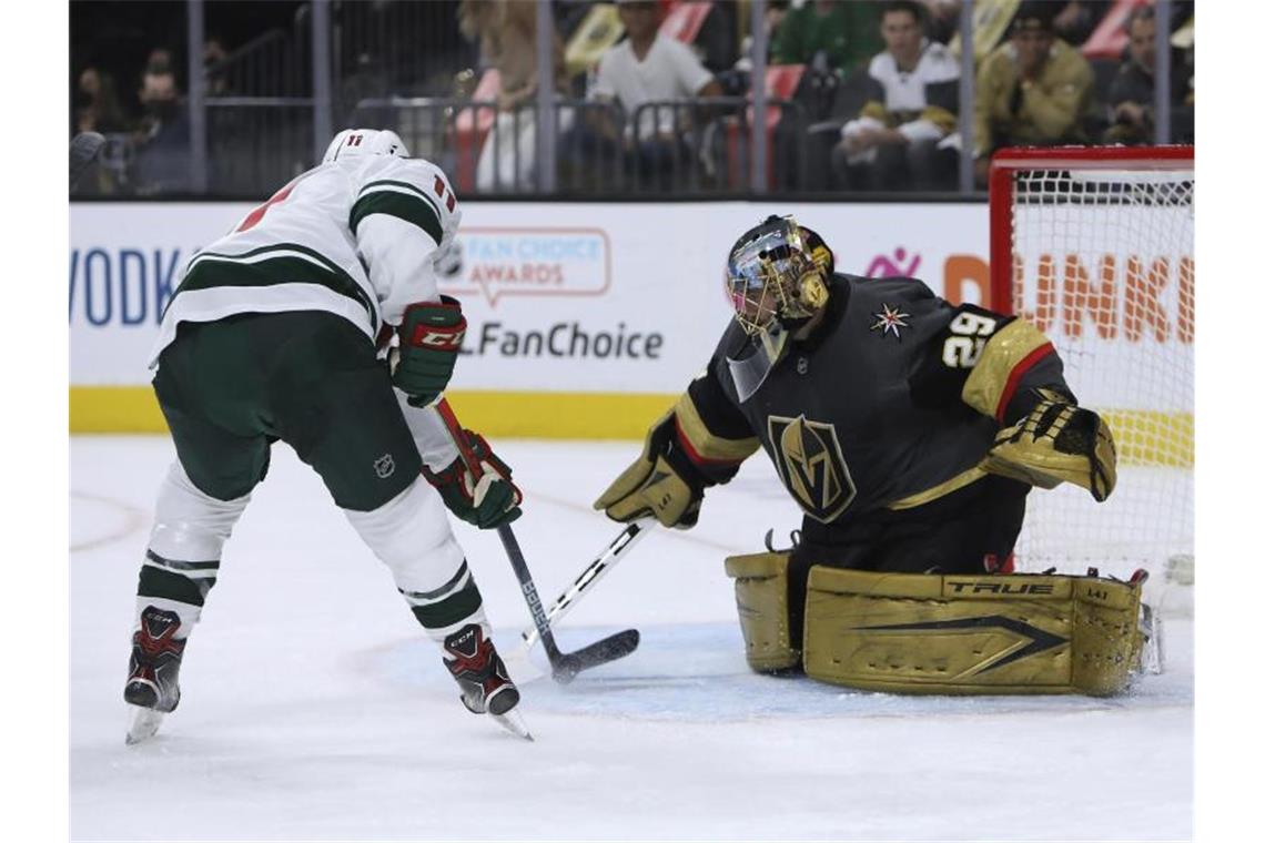 Nico Sturm scheidet mit Minnesota aus den NHL-Playoffs aus Wild-Stürmer Zach Parise scheitert an Knights-Goalie Marc-Andre Fleury. Foto: Joe Buglewicz/AP/dpa