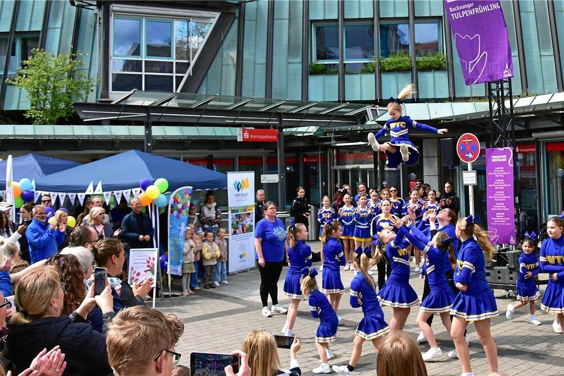 Wild Thing Cheerleading am Obstmarkt. Tulpenfrühling in Backnang 2026. SK