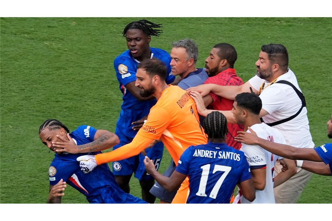 Trump irritiert Chelseas Champions auf dem Siegerpodest Wilde Szenen nach dem Schlusspfiff mit PSG-Torwart Gianluigi Donnarumma (in Orange). Daneben mittendrin, Trainer Luis Enrique.