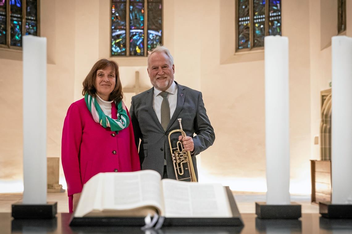 Wilfried Braun und Sabine Goller-Braun im Chor der sanierten Stiftskirche. Hier haben die beiden seit 2010 viele Gottesdienste gehalten und hier spielt der Dekan fast jeden Morgen auf seiner Trompete. Foto: Alexander Becher