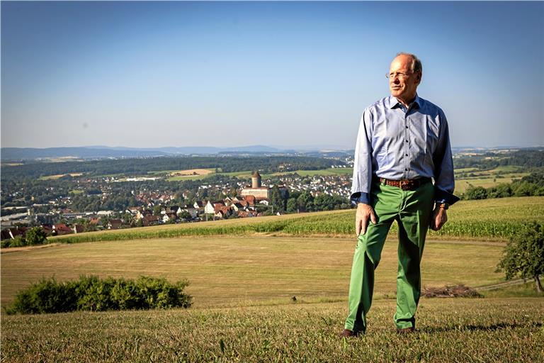 Wilfried Klenk an seinem Lieblingsplatz am Hahnbühl bei Oppenweiler. Ganz in der Nähe in Ellenweiler wurde er geboren und lebt dort bis heute. Foto: Alexander Becher
