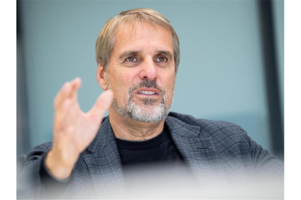 Wilfried Porth, Vorstandsmitglied der Daimler AG und Personal und Arbeitsdirektor, Mercedes-Benz Vans, spricht mit Journalisten der Deutschen Presse-Agentur (dpa). Foto: Tom Weller/dpa