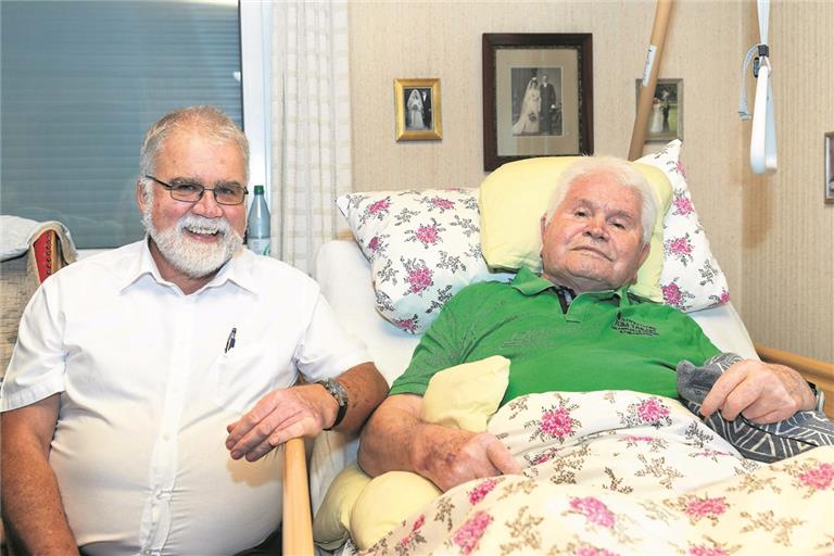 Wilhelm Dieterich (rechts) mit seinem Sohn Werner. Heute kommt die Familie zusammen, um den Jubilar hochleben zu lassen. Foto: J. Fiedler