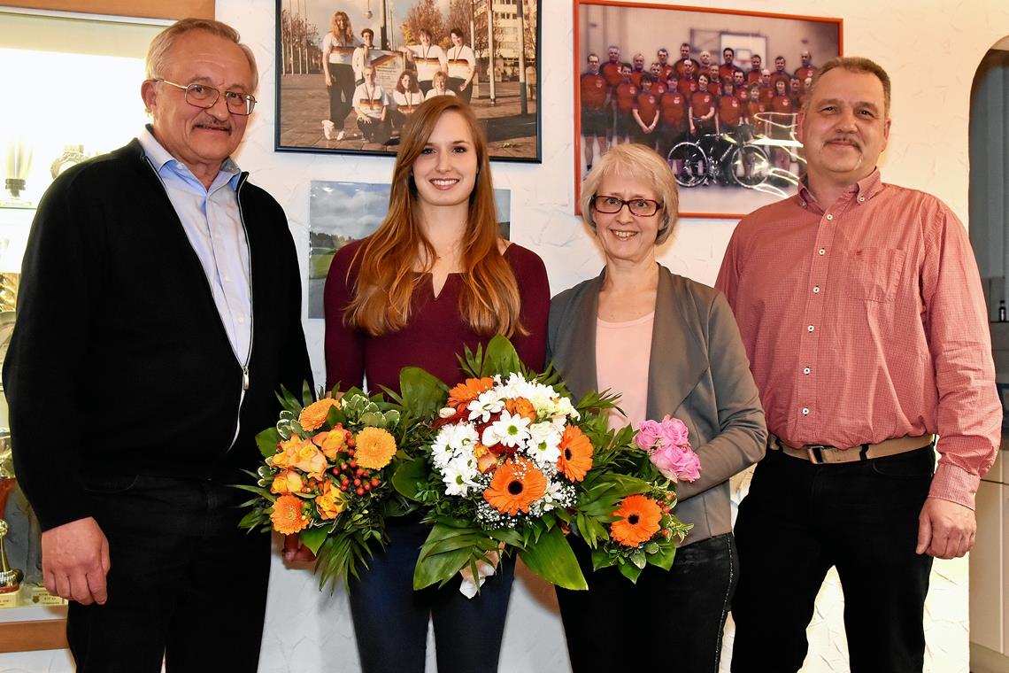 Wilhelm König (links), der stellvertretende Bürgermeister von Weissach im Tal, und Henry Ehring, der Vorsitzende des RSV Unterweissach, ehrten Viola Brand sowie ihre Mutter und Trainerin Heike Brand für die WM-Silbermedaille in Basel im Dezember. Foto: T. Sellmaier