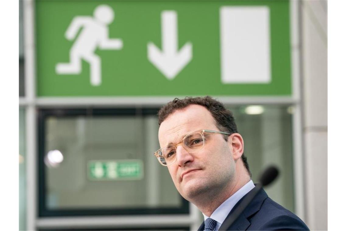 Spahn: Weniger Klinikbetten für Corona-Patienten reservieren Will ab Mai schrittweise in eine „neue Normalität im Klinikbetrieb“ kommen: Jens Spahn. Foto: Michael Kappeler/dpa