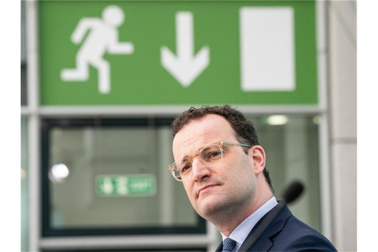 Will ab Mai schrittweise in eine „neue Normalität im Klinikbetrieb“ kommen: Jens Spahn. Foto: Michael Kappeler/dpa