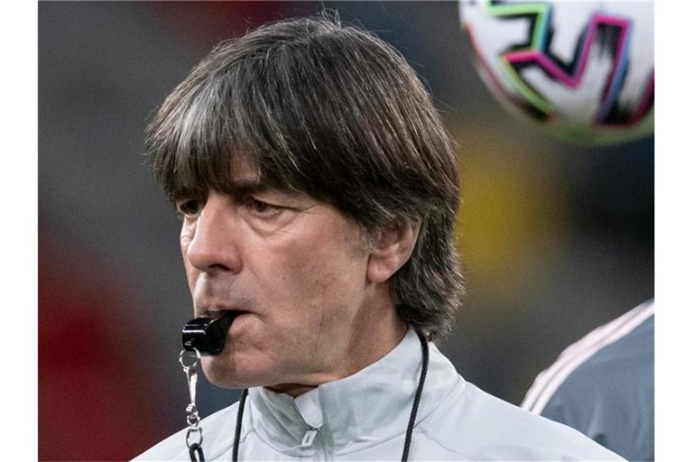 Will bei der EM-Qualifikation von seinem Team „Männerfußball“ sehen: Bundestrainer Joachim Löw. Foto: Bernd Thissen/dpa
