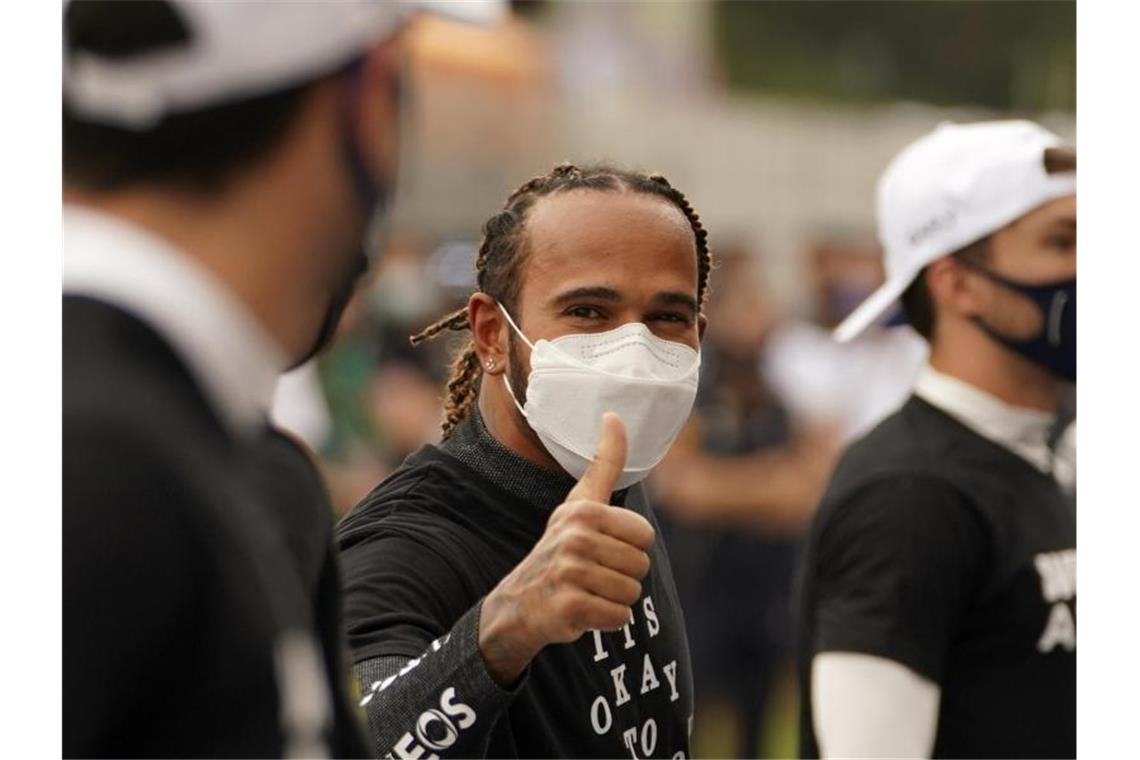 Will bis zum Sommer seine Zukunft bei Mercedes geklärt haben: Lewis Hamilton. Foto: Emilio Morenatti/AP Pool/AP/dpa