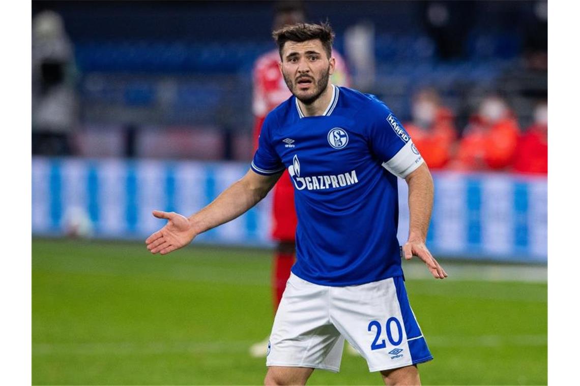 Fußball-Bundesliga am Samstag: Fünf Spiele, fünf Köpfe Will den drohenden Abstieg mit Schalke noch verhindern: Kapitän Sead Kolasinac. Foto: Guido Kirchner/dpa