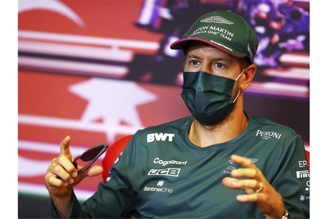 Will den Schwung aus Monaco mit nach Baku nehmen: Sebastian Vettel nimmt an einer Pressekonferenz in Baku teil. Foto: Francois Nel/Pool Getty/AP/dpa