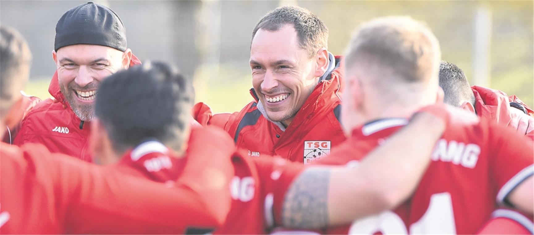 Will die starke Heimbilanz in dieser Saison mit einem weiteren Sieg im letzten Spiel auf eigenem Platz gegen Oberachern krönen: TSG-Trainer Beniamino Molinari (Mitte).Foto: T. Sellmaier