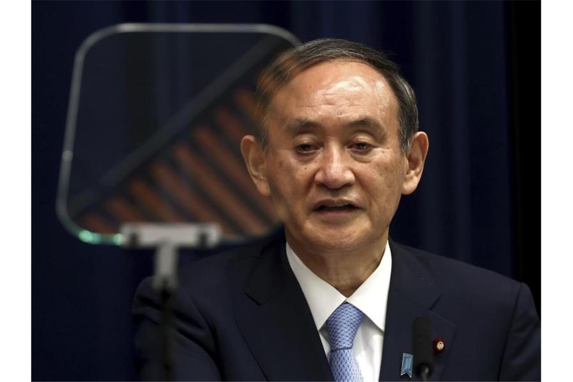 Japan will ausländische Teilnehmer weiter reduzieren Will die Zahl der ausländischen Olympia-Teilnehmer weiter reduzieren: Japans Premierminister Yoshihide Suga. Foto: Behrouz Mehri/Agence France Presse POOL/AP/dpa