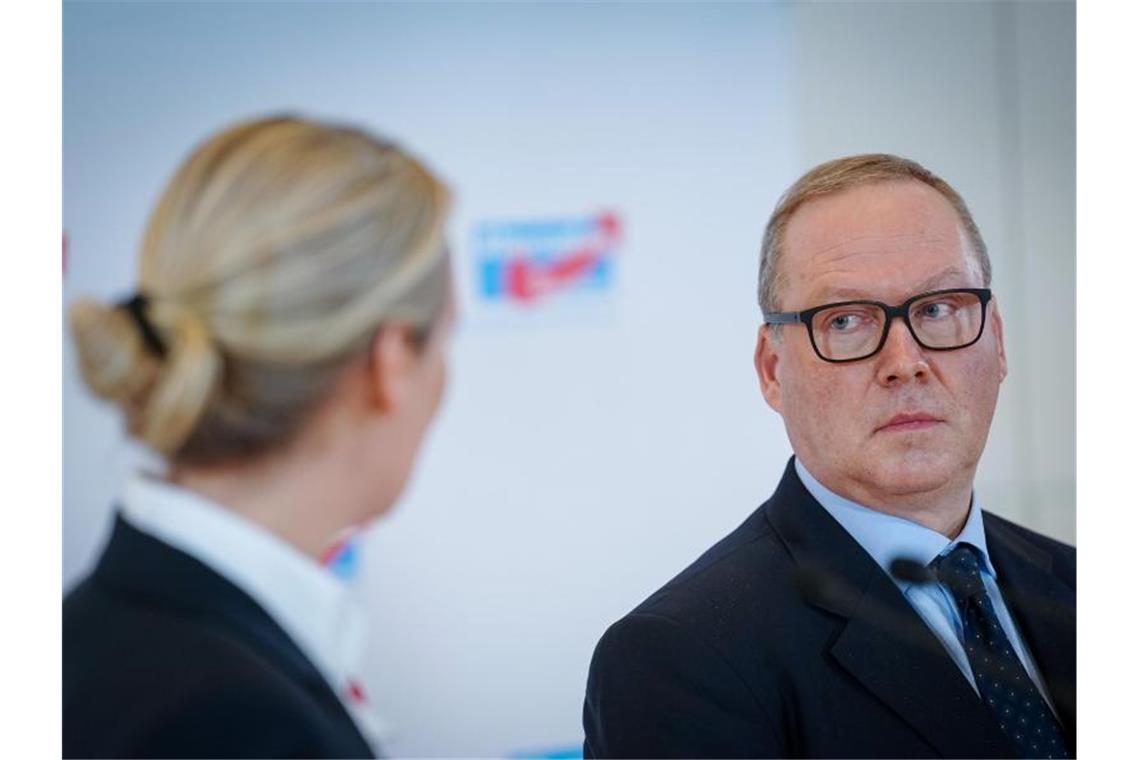 Rufe nach Auflösung der Werte-Union - Otte in der Kritik Will für die AfD ins Rennen um das Amt des Bundespräsidenten gehen - außer die CDU stellt doch noch selbst einen Kandidaten: Max Otte (neben Alice Weidel). Foto: Kay Nietfeld/dpa