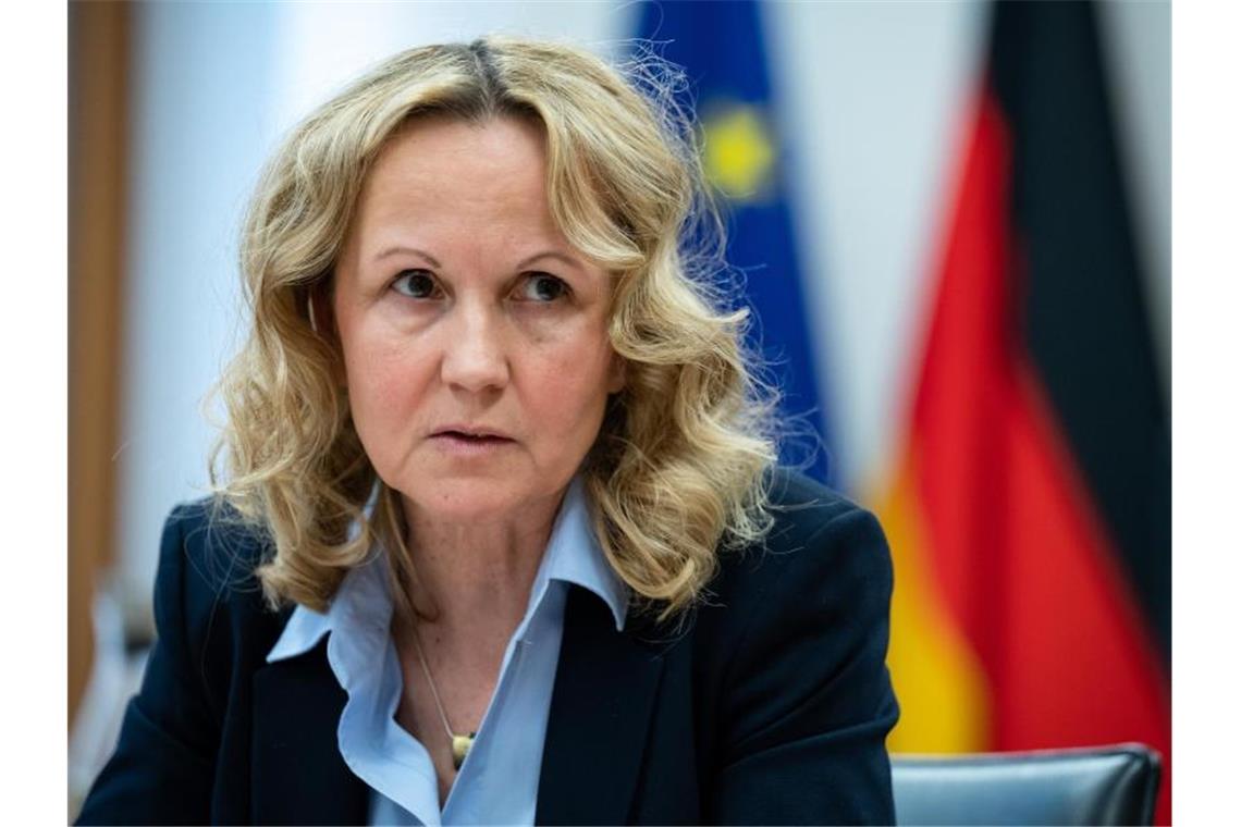 Klimavorsorge: Ministerium legt Sofortprogramm vor Will für die Kommunen wbis 2026 insgesamt 60 Millionen Euro zusätzlich in die Hand nehmen: Umweltministerin Steffi Lemke. Foto: Bernd von Jutrczenka/dpa