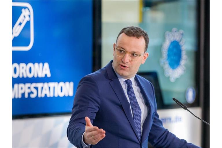 Will im Herbst 2021 der Hälfte der Bevölkerung, die keiner der prioritären Gruppen angehört, ein Impf-Angebot machen: Gesundheitsminister Jens Spahn. Foto: Daniel Karmann/dpa-POOL/dpa