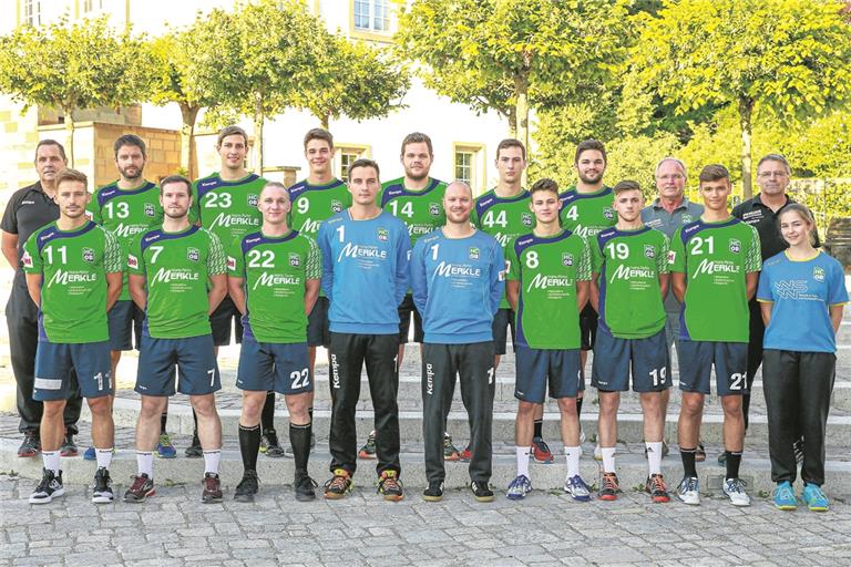 Will ins Mittelfeld: Der HCOB II mit Betreuer Markus Kopp, Spielertrainer Sebastian Forch, Tim Jupe, Lukas Rauh, Dominik Koch, Niklas Hug, Hannes Preßmar, Vorstandsmitglied Gerold Hug, Betreuer Andreas Ischinger (hinten von links), Tobias Lessig, Björn Fuggmann, Magnus Erb, Jonathan Erb, Marcel Wolf, Luca Kreisz, Elias Klassen, Eric Bühler und Betreuerin Jasmin Fabienne Ischinger (vorne). Foto: A. Becher