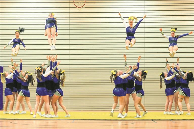 Will kommendes Wochenende bei der deutschen Meisterschaft im Cheerleading hoch hinaus: Das Frauenteam der Wild Things. Foto: A. Becher