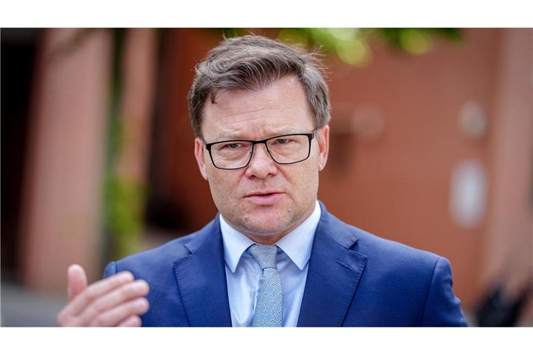 Will Länder und Kommunen beim Hitzeschutz unterstützen: Bundesumweltminister Carsten Schneider (SPD). (Archivbild)