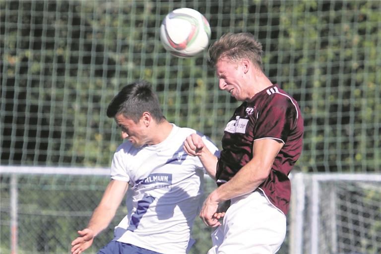 Will mit dem TSV Oberbrüden den Heimvorteil nutzen: Spielertrainer Roman Röhm (rechts).Foto: B. Strohmaier