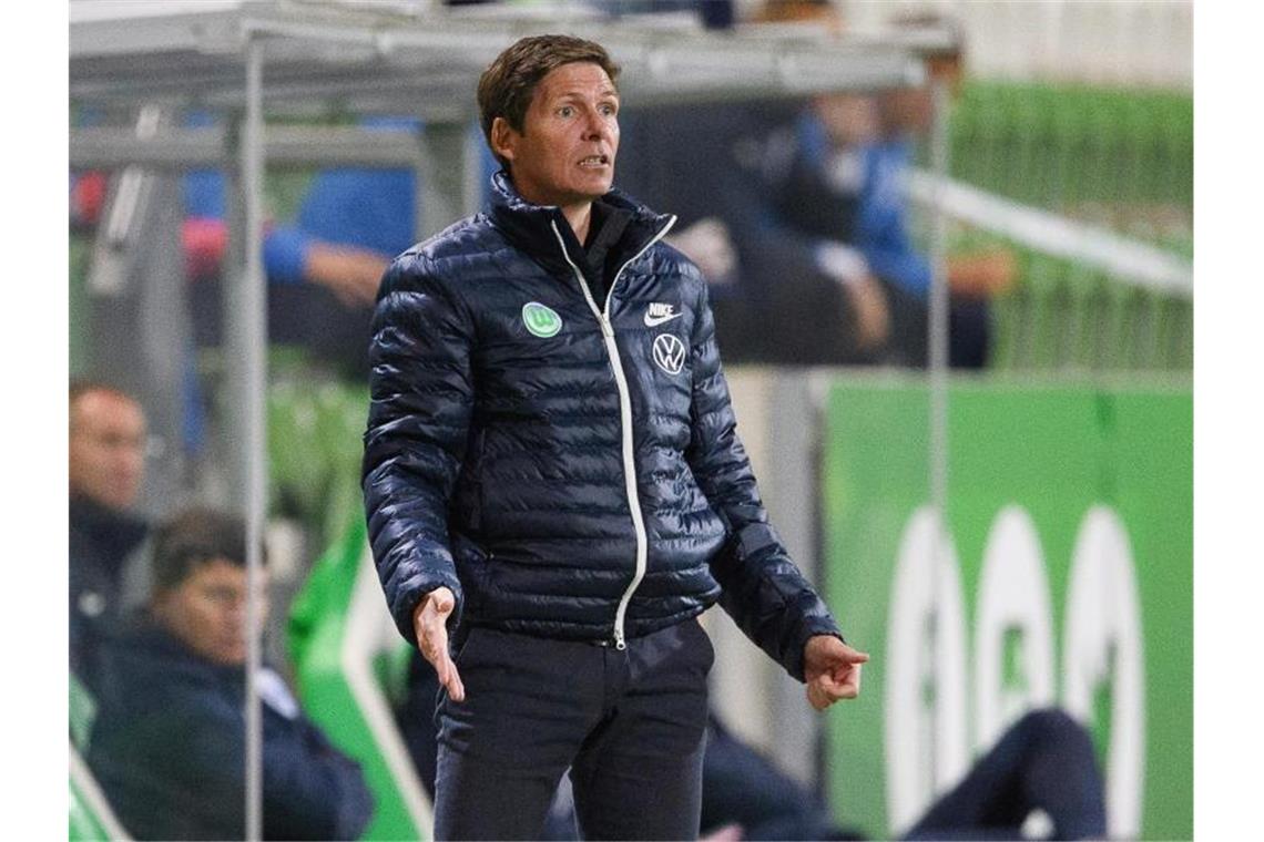 Will mit dem VfL Wolfsburg in die Europa-League-Gruppenphase: Trainer Oliver Glasner. Foto: Swen Pförtner/dpa