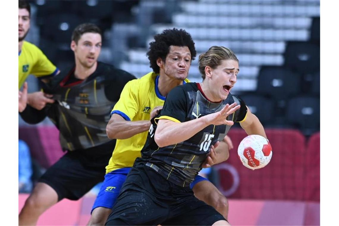 Will mit Deutschlands Handballern noch länger in Tokio bleiben: Juri Knorr (r). Foto: Swen Pförtner/dpa