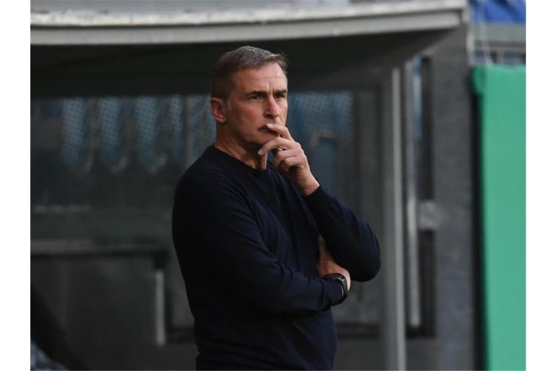 Fokussiert ins Gruppen-Finale: U21 vor hartem „Stück Arbeit“ Will mit Deutschlands U21 gegen Rumänien das EM-Weiterkommen klar machen: Stefan Kuntz. Foto: Arne Dedert/dpa