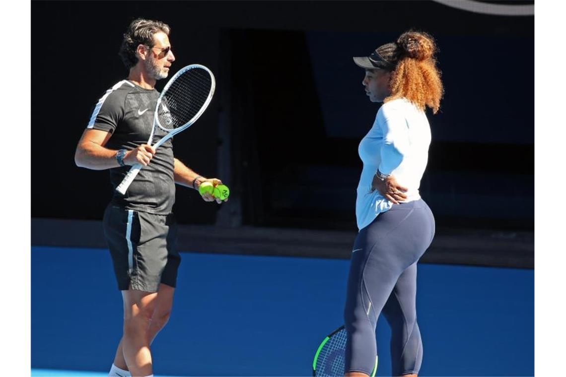 Coach von Serena Williams für Strategiewechsel Will mit einem Strategiewechsel seinen Schützling wieder zu Siegen führen: Patrick Mouratoglou (l), der Trainer von Serena Williams. Foto: Fiona Hamilton//dpa