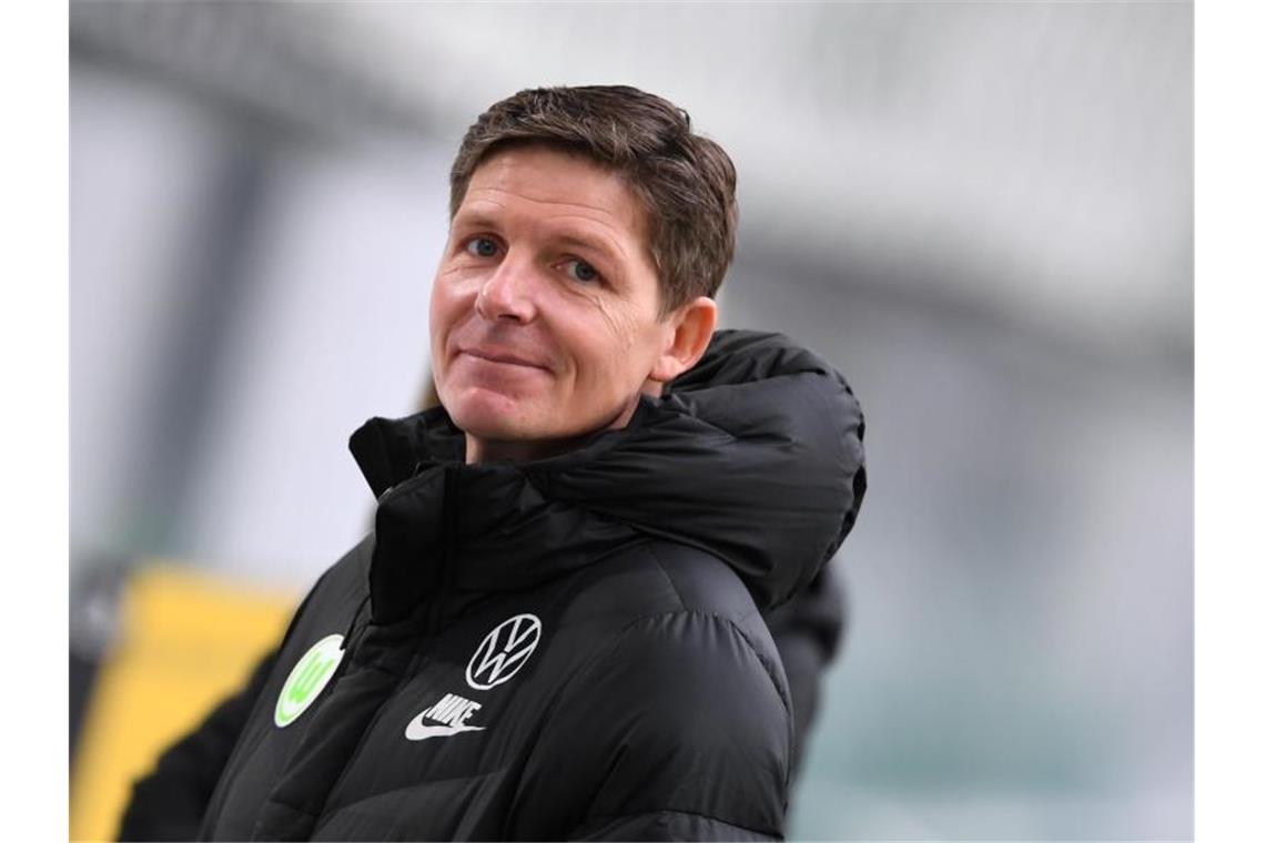 Will mit Wolfsburg über Leipzig ins Pokal-Halbfinale: VfL-Coach Oliver Glasner. Foto: Swen Pförtner/dpa