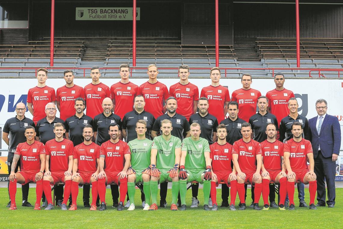 Will nach dem Abstieg in der Verbandsliga vorne mitmischen: Die TSG Backnang mit Loris Maier, Patrick Tichy, Dimis Naoumis, Thomas Doser, Marc Mägerle, Michl Bauer, Leon Maier, Julian Geldner, Emmanuel Mc Donald (hinten von links), Betreuer Bernd Dannhäußer, Spielleiter Rolf Wörner, Teamarzt Dr. Jochen Nufer, Physiotherapeut Volker Max, Co-Trainer Darko Milosevic, Trainer Evangelos Sbonias, Torwarttrainer Salvatore Rivarolo, Teammanager Isaak Avramidis, Sportchef Marc Erdmann, Sportvorstand Rüdiger Lüftner, Sponsoren-Vertreter Jürgen Schwab (Mitte), Benito Baez-Ayala, Jannik Dannhäußer, Mario Marinic, Oguzhan Biyik, Mika Wilhelm, Marcel Knauss, Michael Quattlender, Sascha Schmalz, Louis Wiesheu, David Kienast und Shqiprim Binakaj.