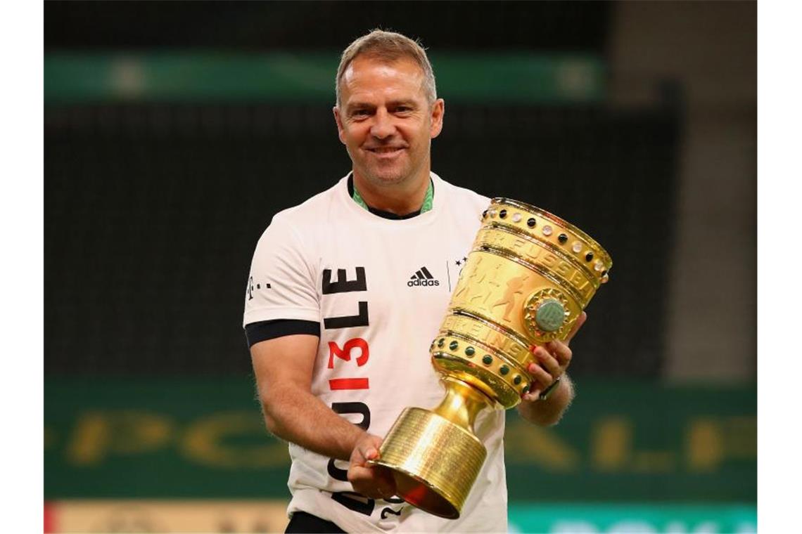 Flick will auch den „Henkelpott“ ins Museum tragen Will nach der Meisterschaft und dem Pokal nun auch den Königsklassen-Pott nach München holen: Bayern-Coach Hansi Flick. Foto: Alexander Hassenstein/Getty Images Europe/Pool/dpa
