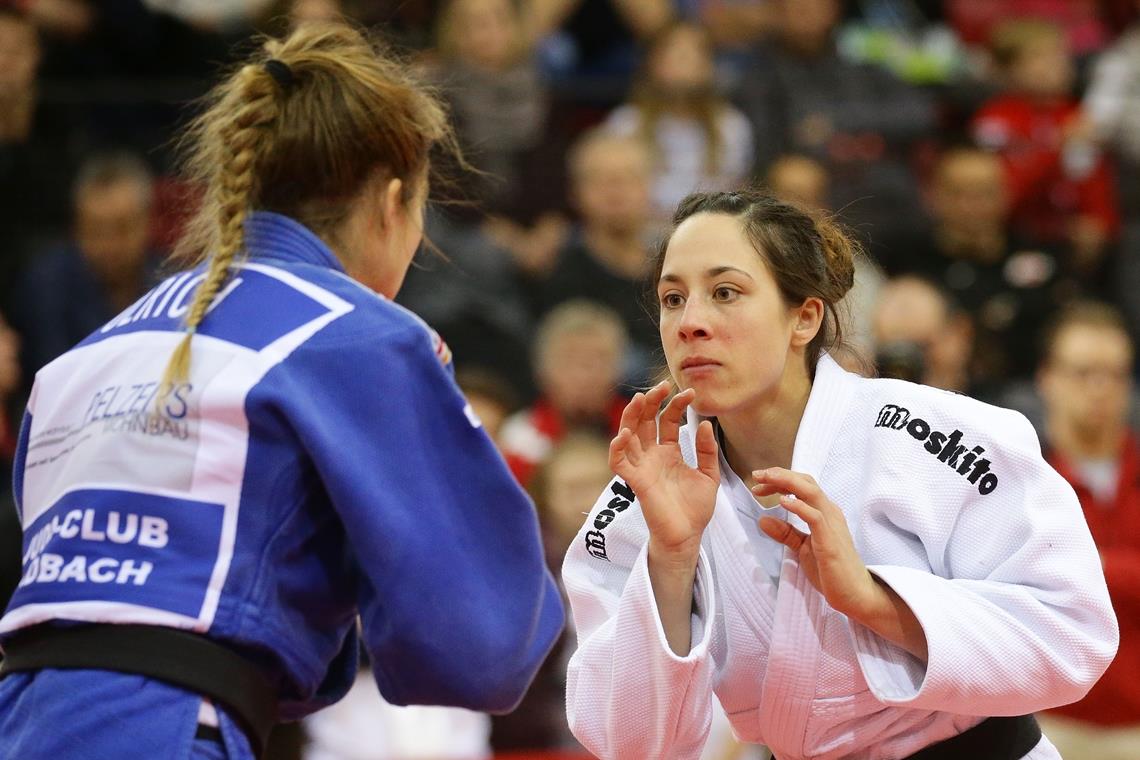Will nach der Verschiebung der Olympischen Spiele eben 2021 in Tokio angreifen: Katharina Menz (rechts), die Judoka der TSG Backnang. Foto: Baumann