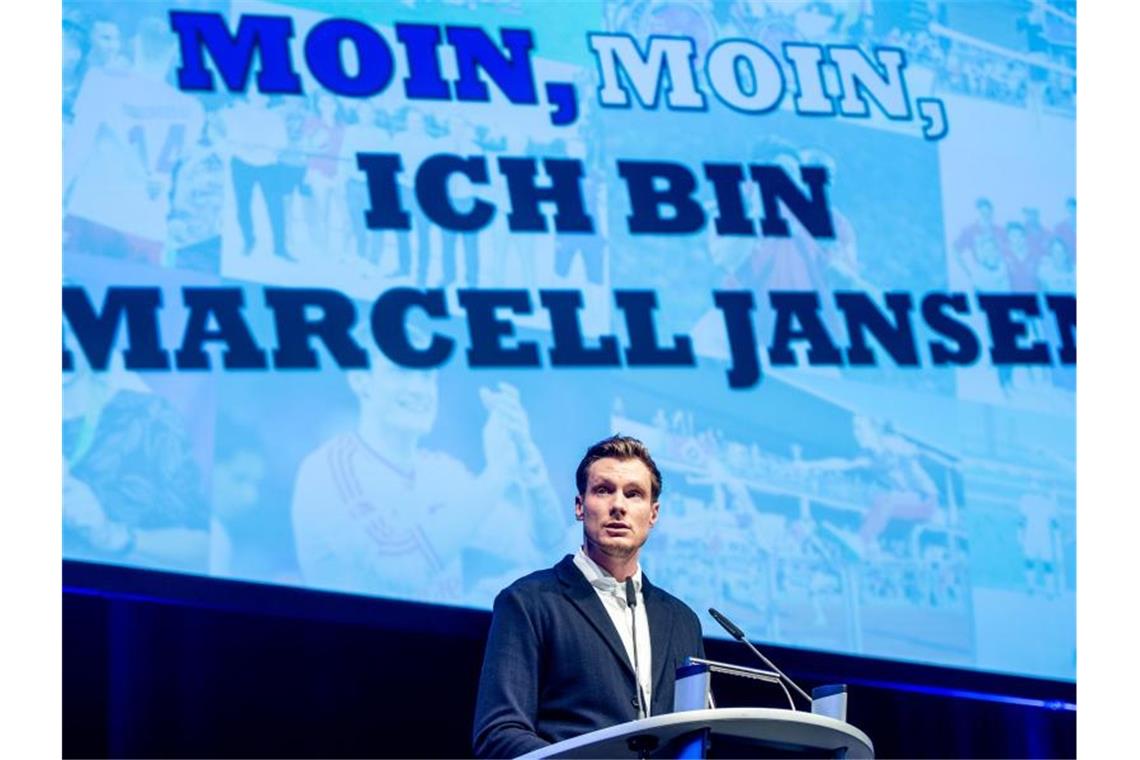 Will noch nicht Vorstandsboss beim HSV werden: Aufsichtsratchef Marcell Jansen. Foto: Axel Heimken/dpa