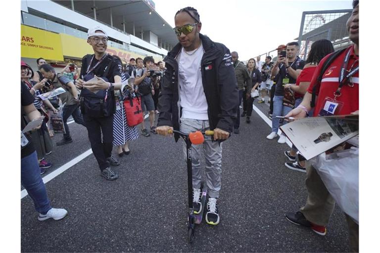 Will umweltbewusster leben: Formel-1-Weltmeister Lewis Hamilton. Foto: Toru Hanai/AP/dpa