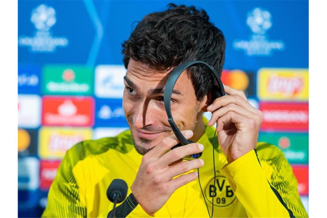 Will von fehlender Mentalität beim BVB nichts wissen: Mats Hummels bei der Pressekonferenz in Prag. Foto: Guido Kirchner/dpa