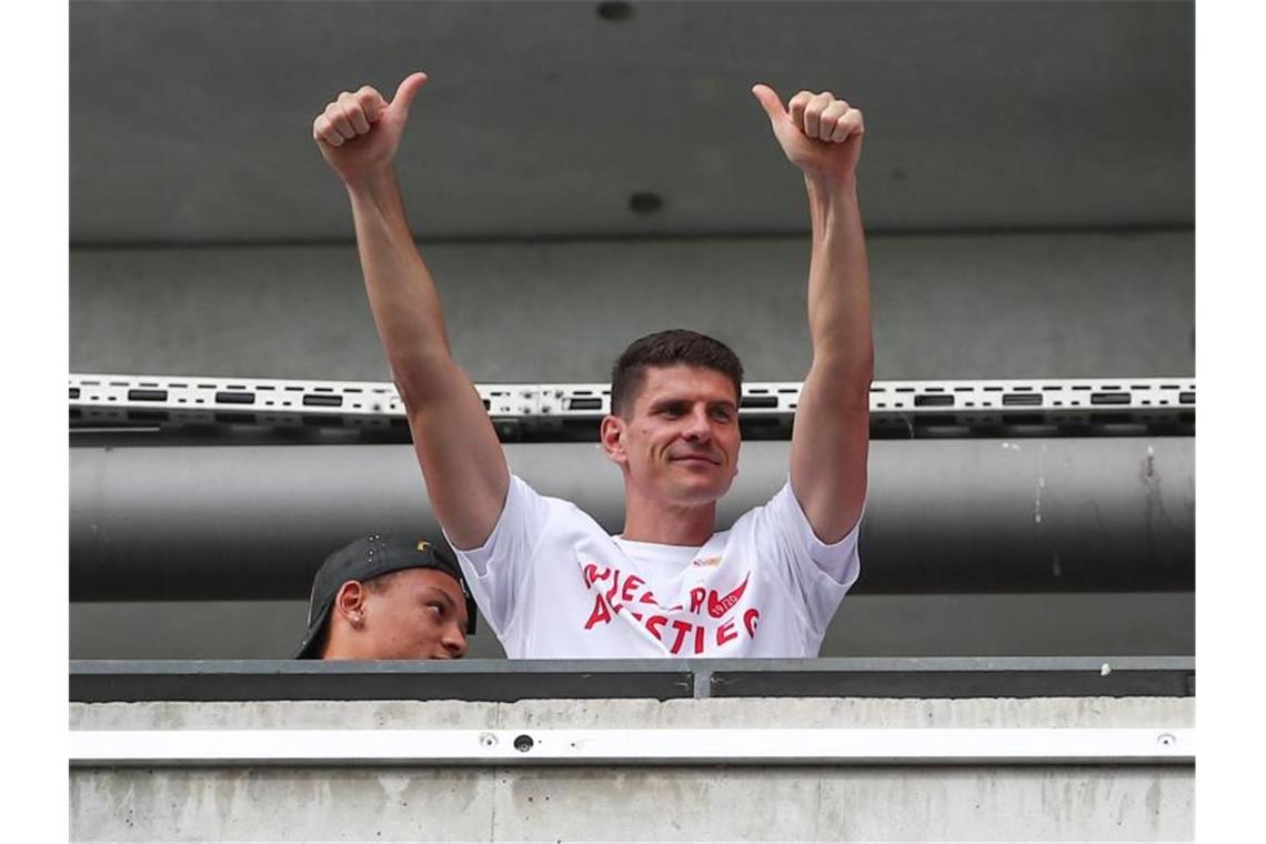 Will vor weiteren Schritten erst einmal in Ruhe entspannen: Mario Gomez (r) feiert den Aufstieg des VfB Stuttgart. Foto: Tom Weller/dpa