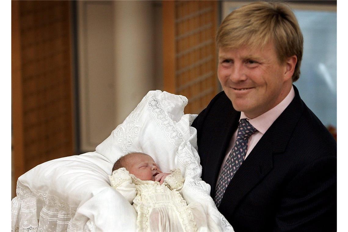 Willem-Alexander hält am 26.06.2005 seine neugeborene Tochter Alexia vor dem Bronovo-Hospital in Den Haag in den Armen.