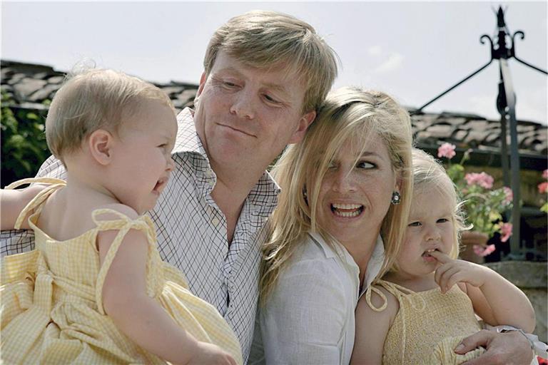 Willem-Alexander mit seiner Gattin Prinzessin Maxima und den Töchtern Prinzessin Alexia (l) und Catharina-Amalia (r) während der Sommerferien in Tavernelle.