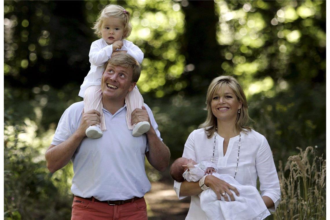 Willem-Alexander und Maxima posieren 2005 mit ihrer ersten Tochter Amalia und der neugeborenen Alexia in Wassenaar.