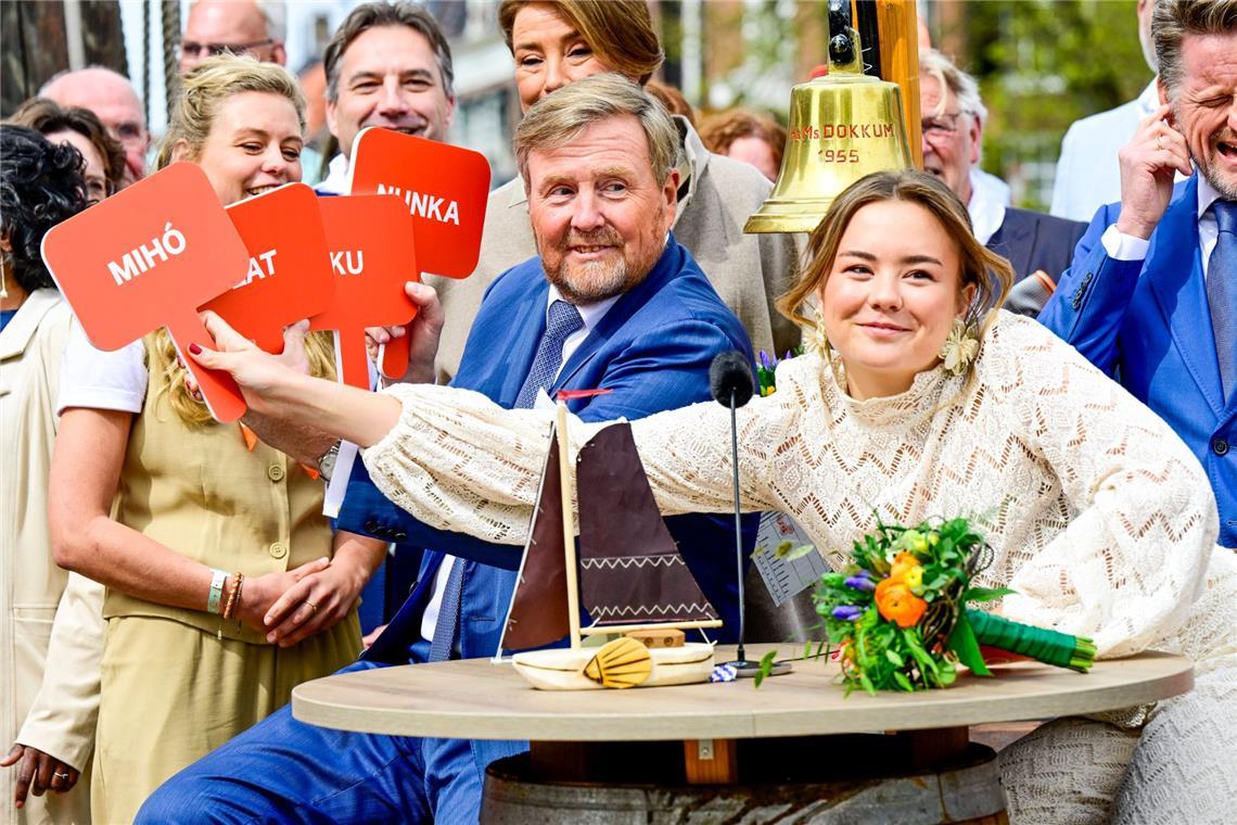 Willem-Alexander und seine Tochter Ariane bei einem Quiz über die Region Friesland.