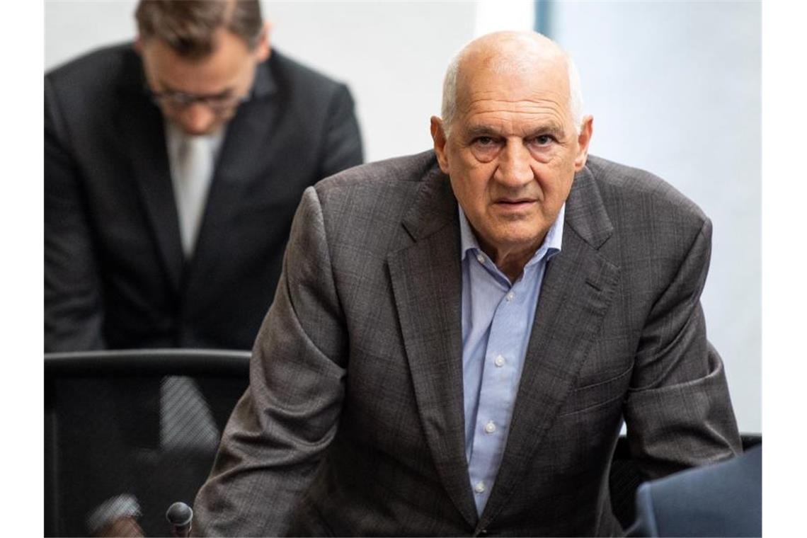 Viereinhalb Jahre Haft für Windreich-Firmengründer Balz Willi Balz (r), Gründer des Energie-Unternehmens Windreich AG, steht zum Auftakt des Prozesses um die Insolvenz des Windpark-Projektentwicklers Windreich im Gerichtssaal. Foto: Fabian Sommer/dpa/Archiv