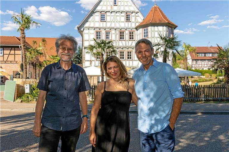 Willi Beck (links) und die neuen Pächter des Brauhauses Roberto Granata und Sabina Seljmani.Foto: Alexander Becher