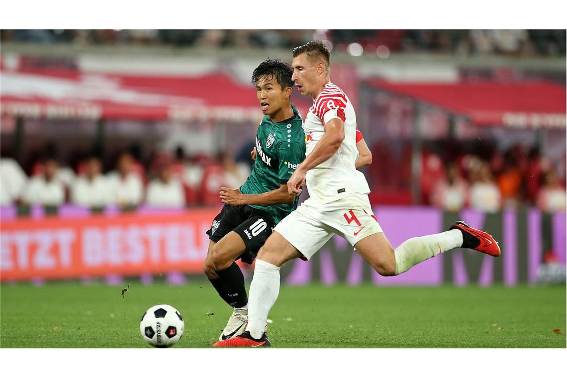 Willi Orban  – hier im Duell mit dem Stuttgarter Wooyeong Jeong (links) am zweiten Spieltag – war seit Mitte September verletzt.