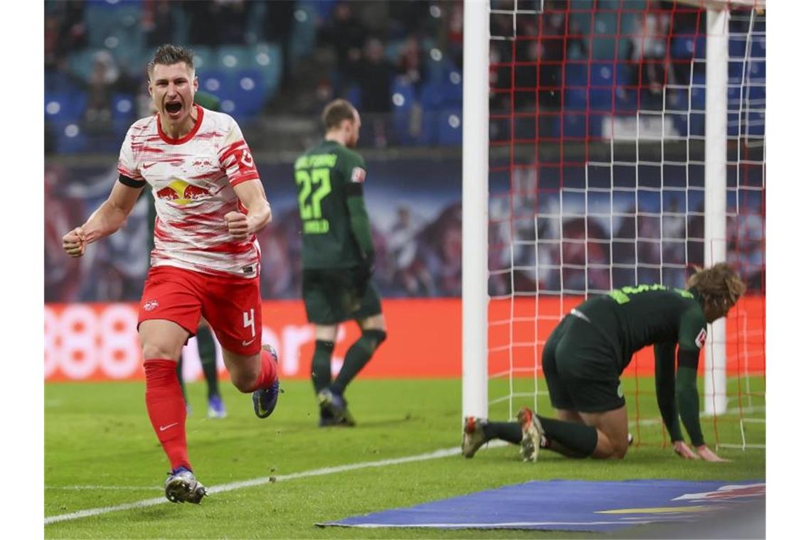 „Scheiße an den Füßen“: Wolfsburger Krise verschärft sich Willi Orban (l) setzt nach seinem Treffer zum 1:0 für Leipzig zum Jubellauf an. Foto: Jan Woitas/dpa-Zentralbild/dpa