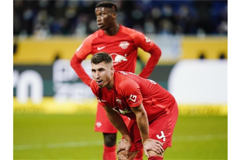 Willi Orban (r) ist überzeugt, dass man die Europa League erreichen wird. Foto: Uwe Anspach/dpa