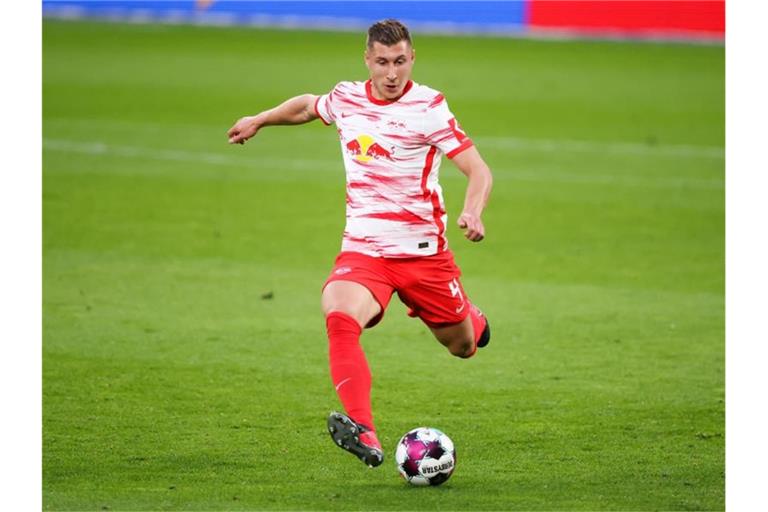 Willi Orban spielt den Ball. Foto: Jan Woitas/dpa-Zentralbild/dpa/Archivbild