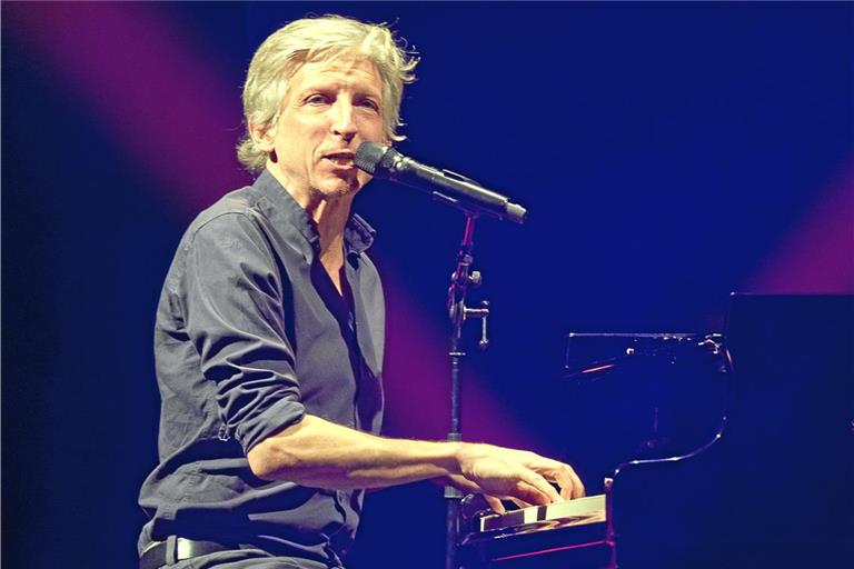 William Wahl überzeugt in seinem Programm „wahlweise“ mit seiner Stimme, den kabarettistischen Texten und dem dazu passenden Klavierspiel. Foto: Alexander Becher