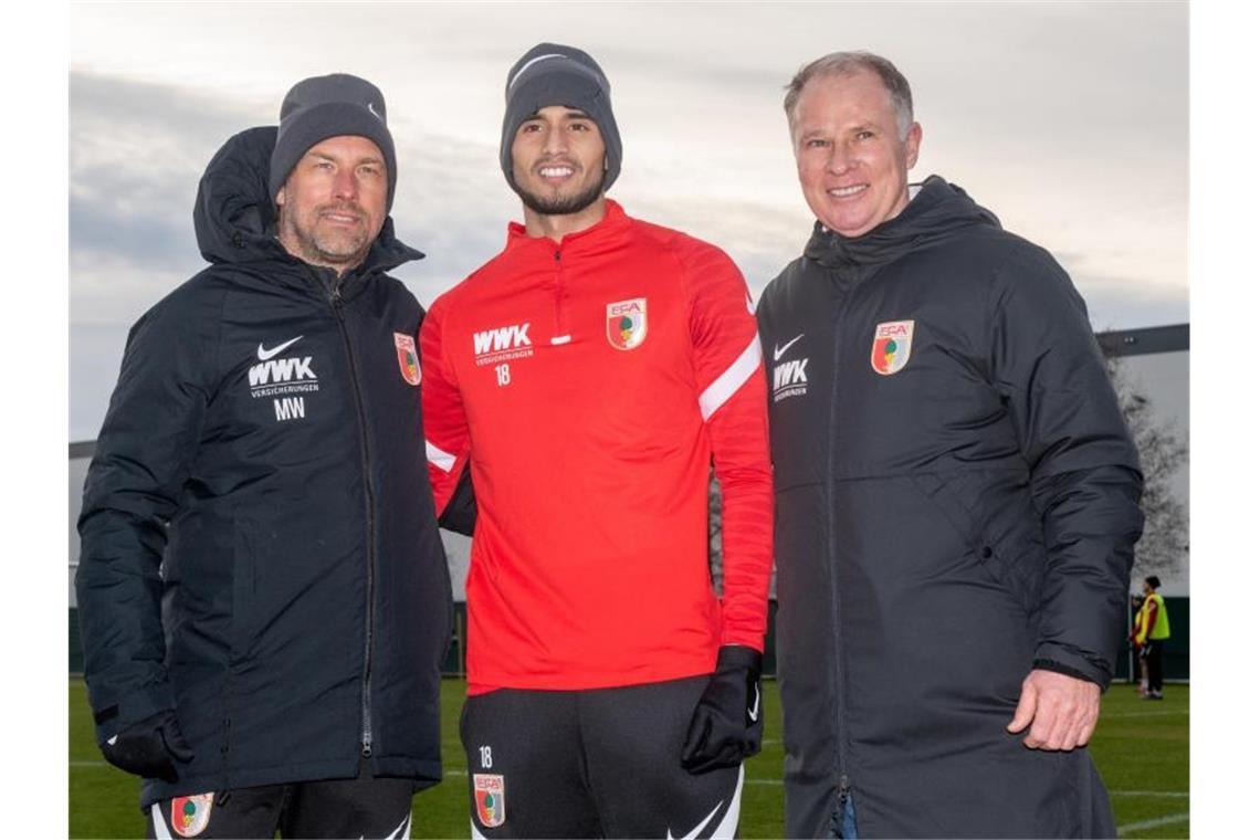FCA-Rekordeinkauf: US-Stürmer Pepi unterschreibt langfristig Willkommen in Augsburg: FCA-Coach Markus Weinzierl (l) und Sportdirektor Stefan Reuter (r) begrüßen Ricardo Pepi. Foto: Stefan Puchner/dpa