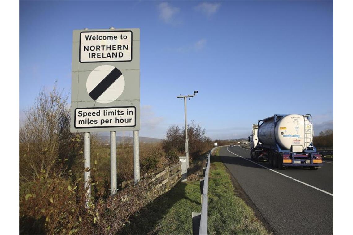 „Willkommen in Nordirland“: Ein Straßenschild an der Grenze zwischen Nordirland und der Republik Irland. Foto: Peter Morrison/AP/dpa/Archiv