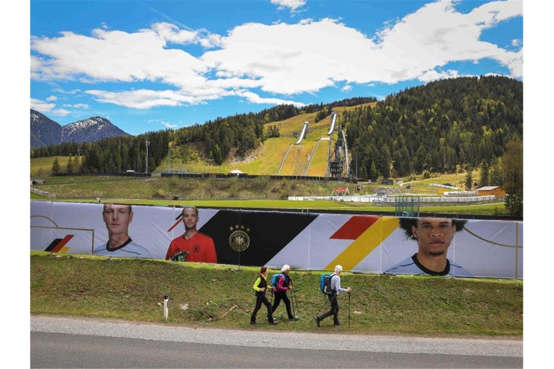 Ritterschlag für Seefeld: Löw will wieder Gipfelstürmer sein Willkommen in Österreich: Seefeld ist bereit für das DFB-Team. Foto: Christian Charisius/dpa